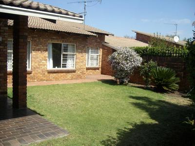 Townhouse For Rent in Parkmore, Sandton