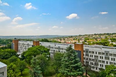 Apartment / Flat For Sale in Benmore Gardens, Sandton